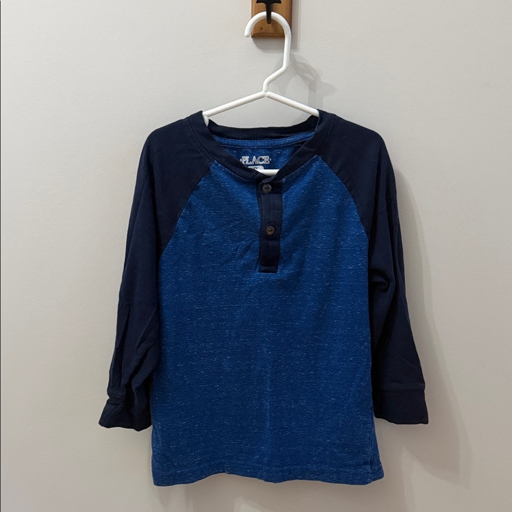 Children’s Place Navy and Blue Kids Long Sleeve Raglan Tee Size 5/6